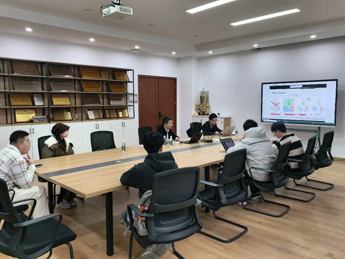 会议室里的人们 AI 生成的内容可能不正确。